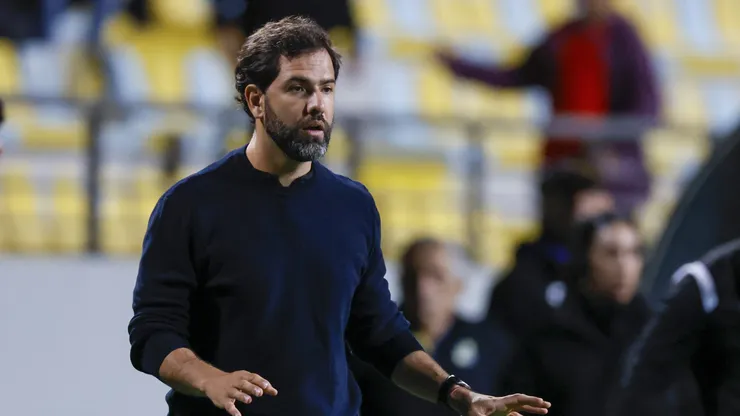 Gustavo Leal dirigiendo a Everton.