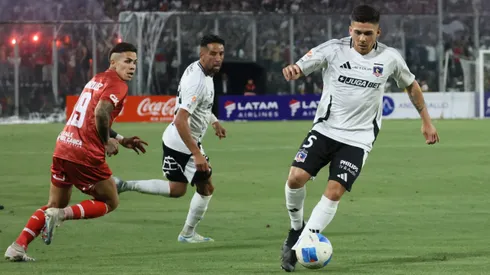 Víctor Felipe Méndez con la camiseta de Colo Colo