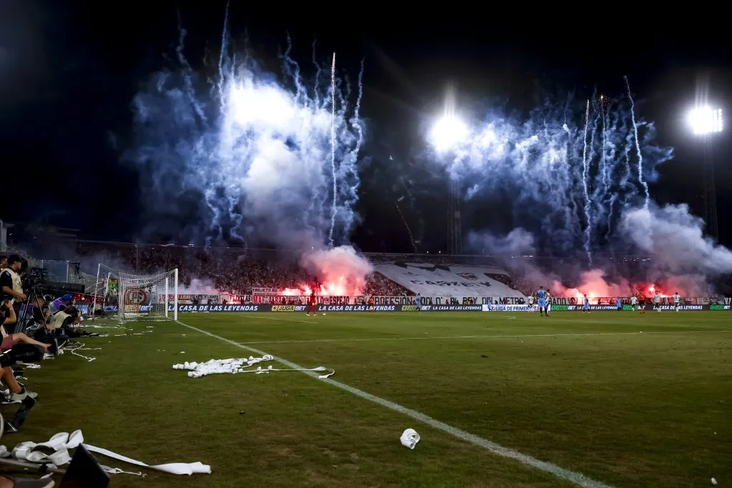 El homenaje de los hinchas a Carlos Caszely en el partido de Colo Colo vs O’Higgins | Foto: Photosport