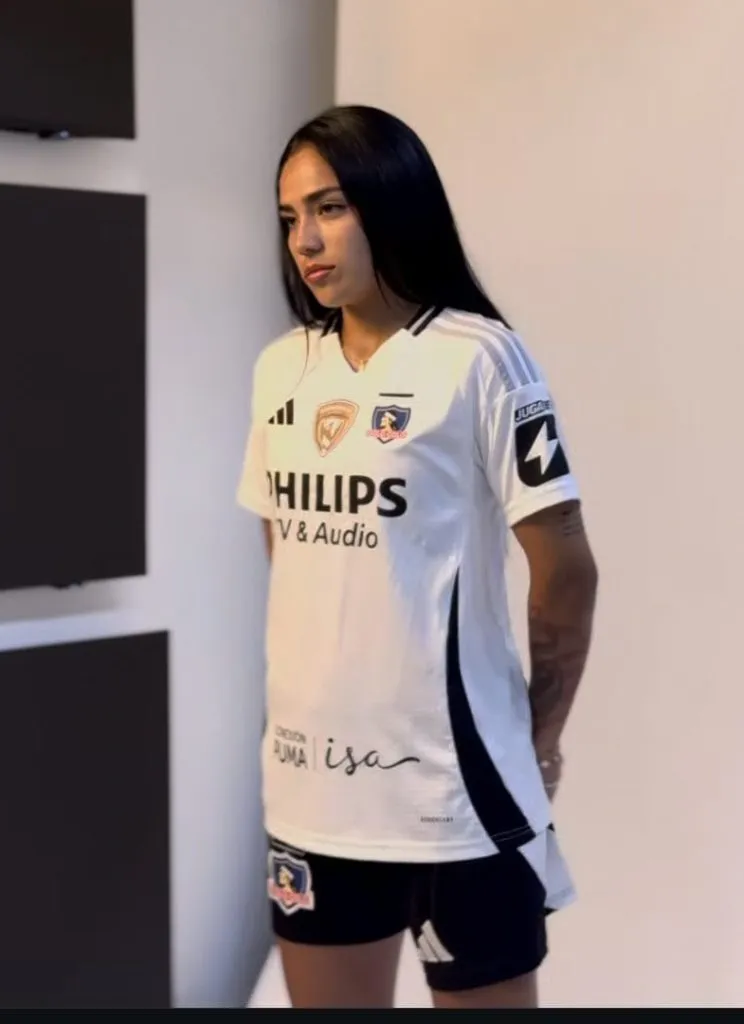 El parche de campeón en la camiseta de Colo Colo femenino.