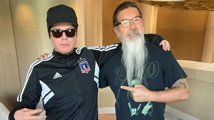 Ian Astbury con la indumentaria de Colo Colo