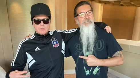 Ian Astbury con la indumentaria alba.