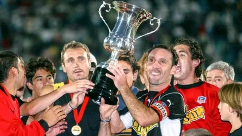 Marcelo Espina y Marcelo Barticciotto levantando el título del Clausura 2002.