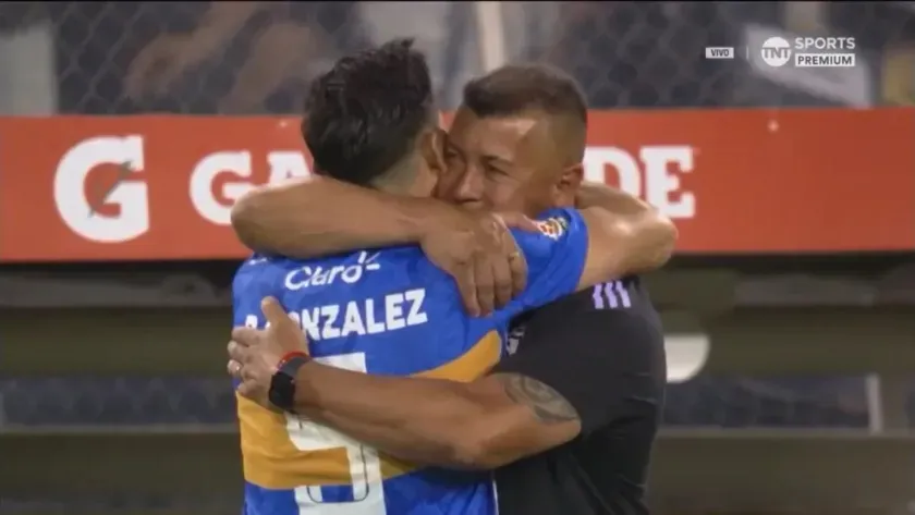 El tierno momento que protagonizaron Jorge Almirón y Ramiro González en la previa del Colo Colo vs Everton. Foto: Captura TNT Sports.