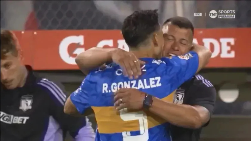 El tierno momento que protagonizaron Jorge Almirón y Ramiro González en la previa del Colo Colo vs Everton. Foto: Captura TNT Sports.