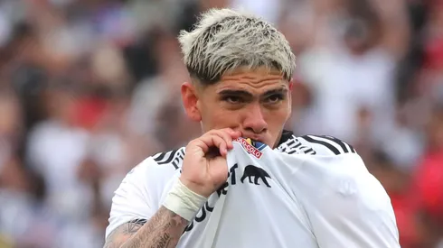 Sorprenden a Carlos Palacios en la barra de Colo Colo vs Everton.