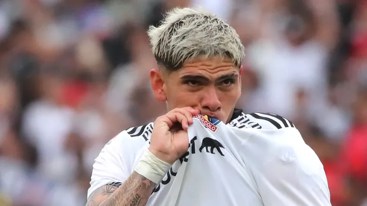 Sorprenden a Carlos Palacios en la barra de Colo Colo vs Everton.