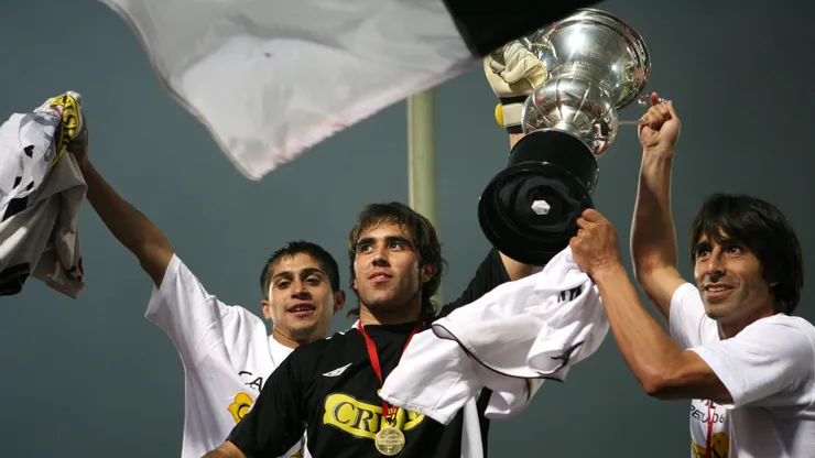 Claudio Bravo con la camiseta de Colo Colo.
