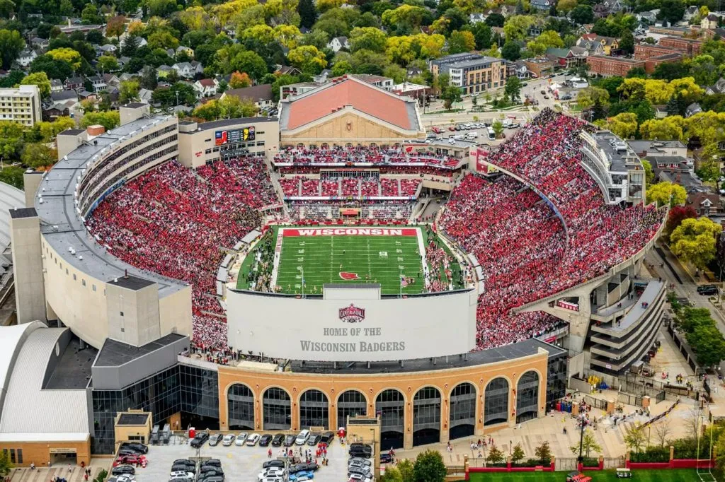 El antes y el después de la remodelación del sector sur Camp Randall Stadium (A la derecha en la primera foto, arriba en la segunda)