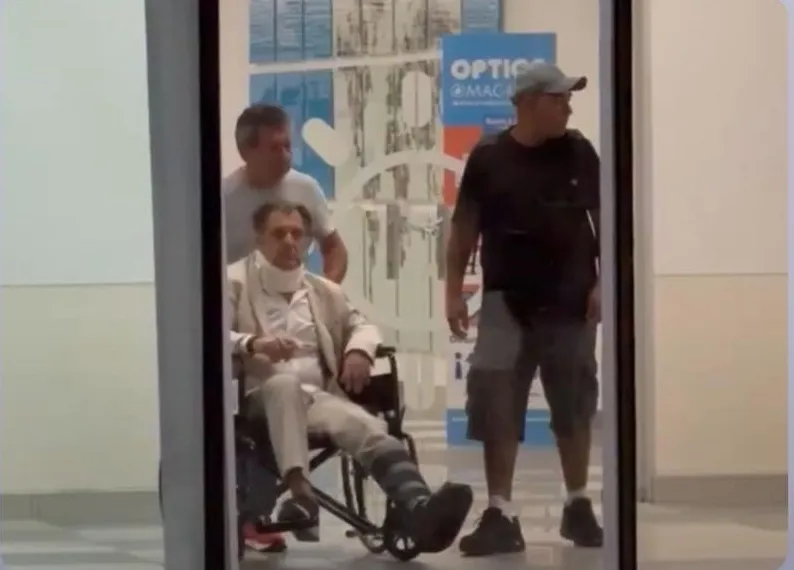 Aníbal Mosa salió con cuello y bota tras agresión de Carlos Cortés en Blanco y Negro.