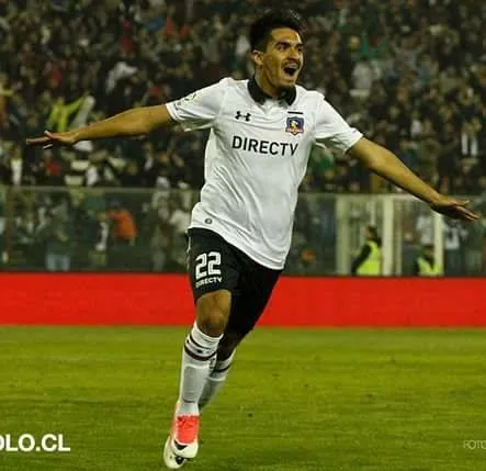 Nicolás Orellana con la camiseta de Colo Colo