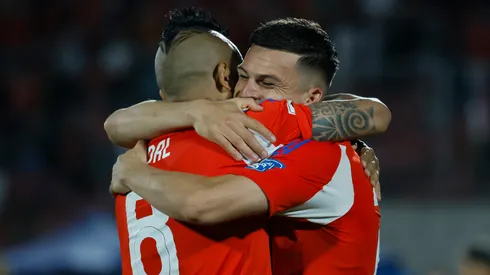 Lucas Cepeda y Arturo Vidal festejan uno de los goles del Zurdo en la victoria por 4-2 ante Venezuela por Eliminatorias Sudamericanas.
