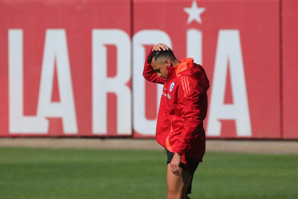 Alexis Sánchez sufrió molestias físicas en el entrenamiento de este miércoles y es baja para el partido ante Paraguay.