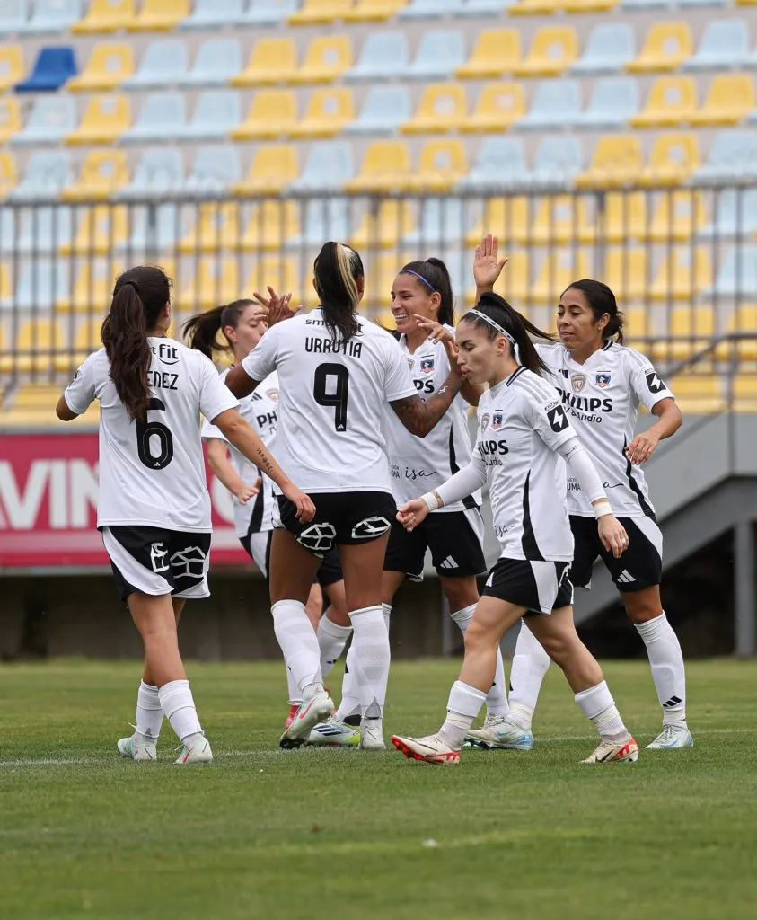 Jugadoras de Colo Colo celebrando uno de los goles. (Foto: @ColoColoFem)