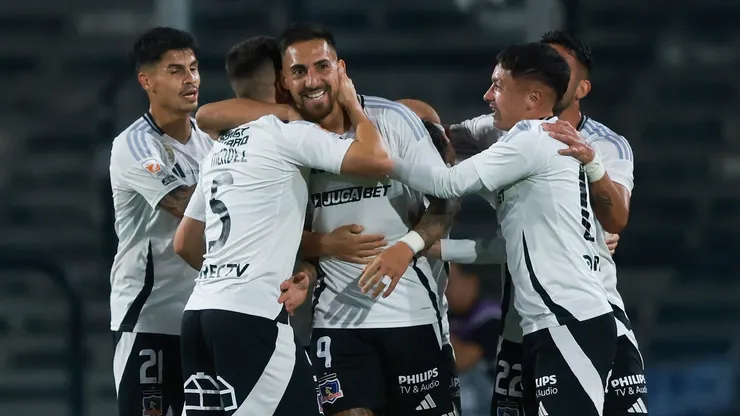 Los jugadores de Colo Colo festejan el gol de la victoria ante Everton por 2-0.