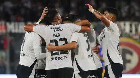Los jugadores de Colo Colo festejan el triunfo ante Everton por 2-0.