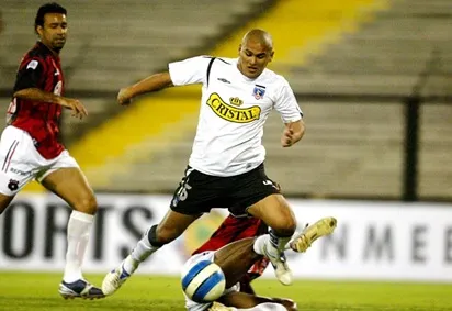 Colo Colo jugando contra el Alajuelense