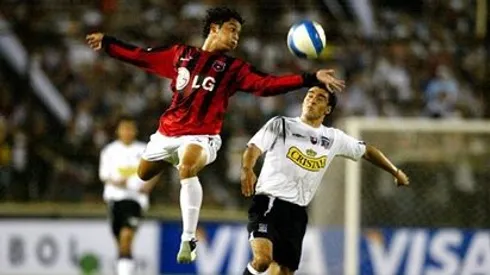 Alajuelense jugando ante Colo Colo en el Monumental.