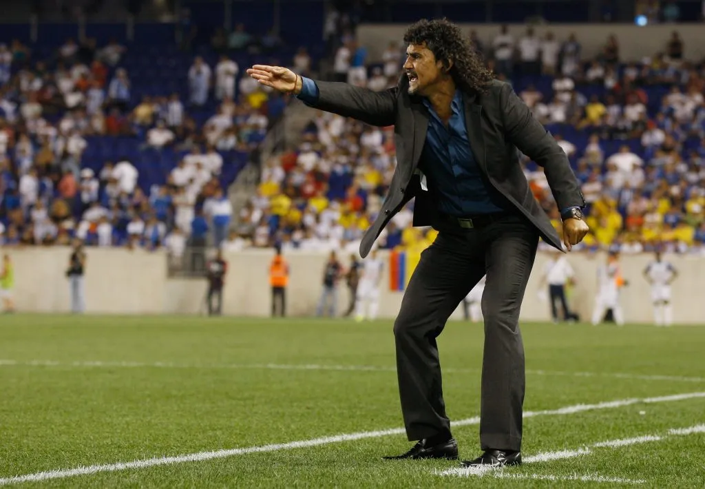 Leonel Álvarez, el nuevo DT de Bucaramanga que enfrentará a Colo Colo en Copa Libertadores. | Imagen: Getty.
