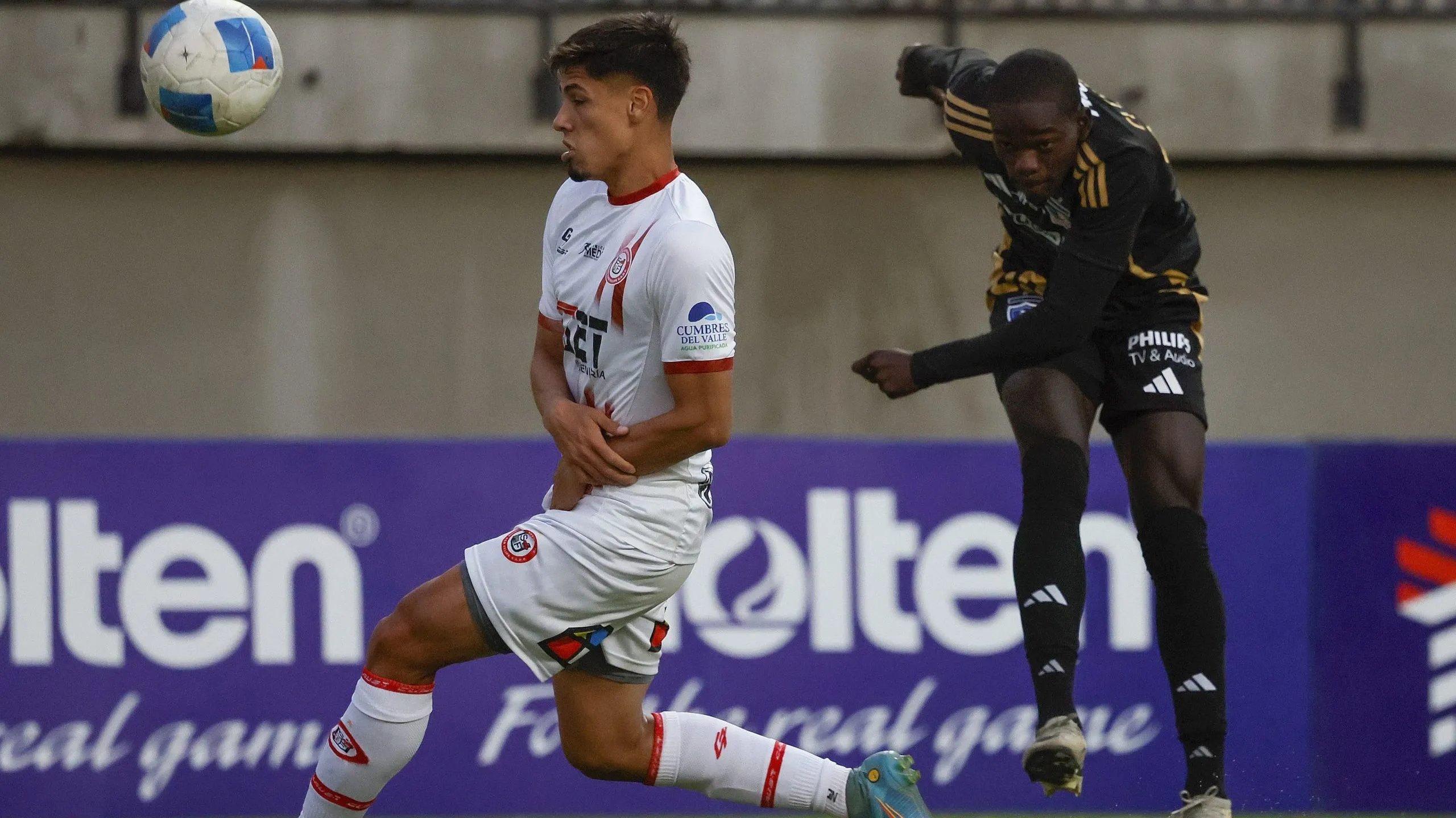 Manley Clerveaux casi anota en su debut por Colo Colo.