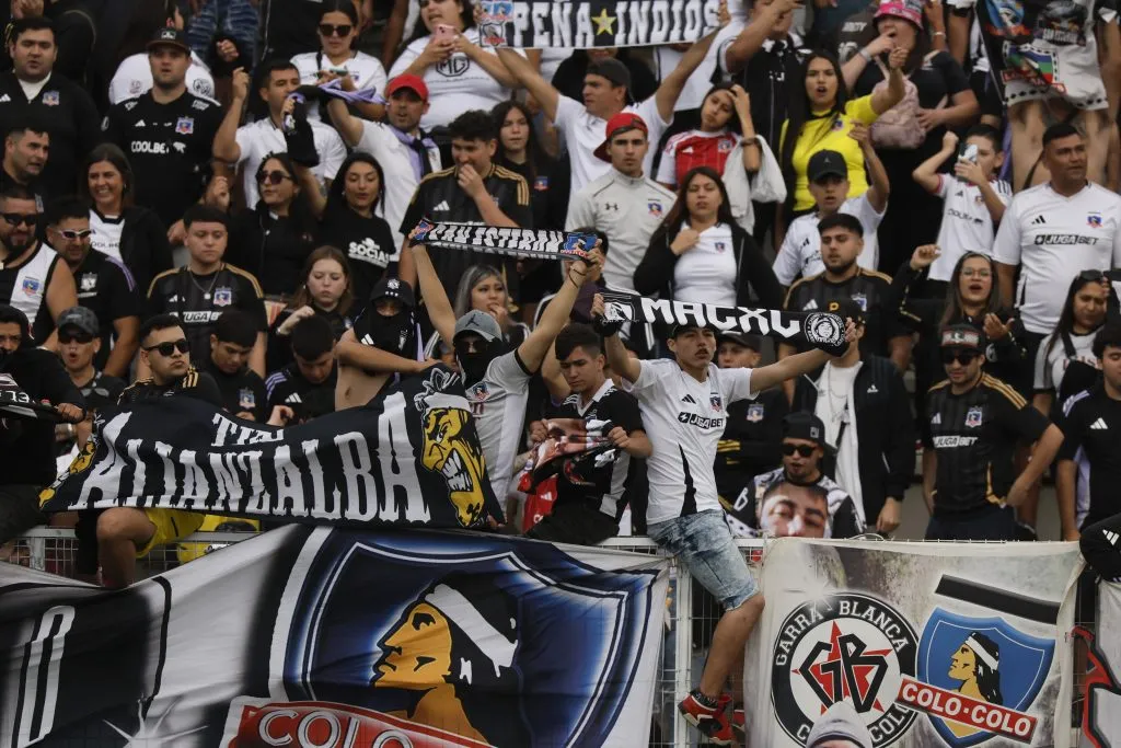 Hinchas de Colo Colo en partido con Unión San Felipe. (Foto: Photosport)