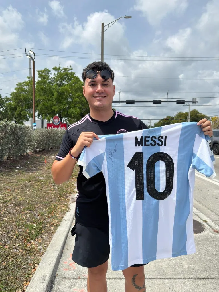 Hugo Mancilla con la firma de Lionel Messi en la camiseta de la Selección Argentina. (Foto: cedida a DaleAlbo)