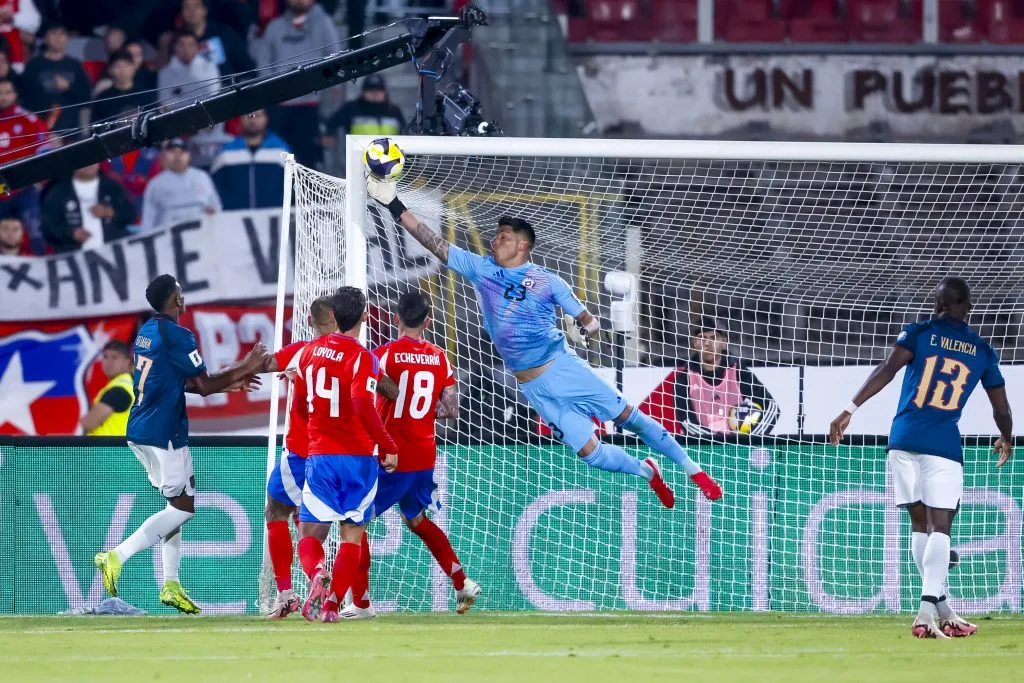 Atajadón de Brayan Cortés en las Eliminatorias. (Foto: Photosport)