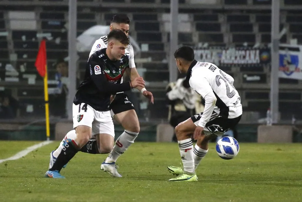 Bruno Barticciotto enfrentando a Colo Colo. 