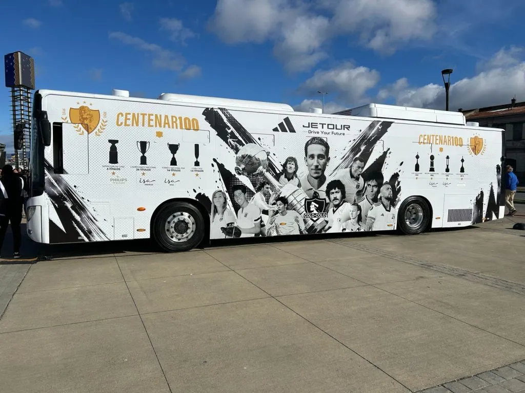 El bus que transporta el museo de Colo Colo por el país.