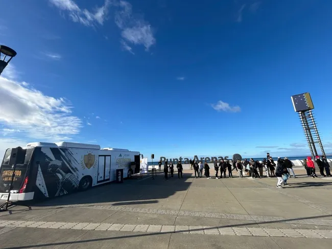 El bus de Colo Colo comenzó su recorrido en Punta Arenas.