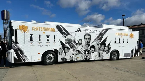 ¿Por tierra, mar o Argentina? Así llegó el bus museo de Colo Colo a Punta Arenas.