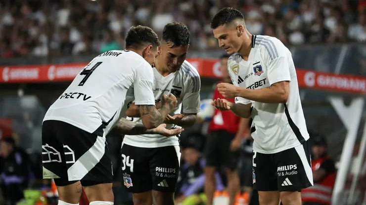 Los jugadores de Colo Colo festejan en el triunfo por 2-0 ante Everton.