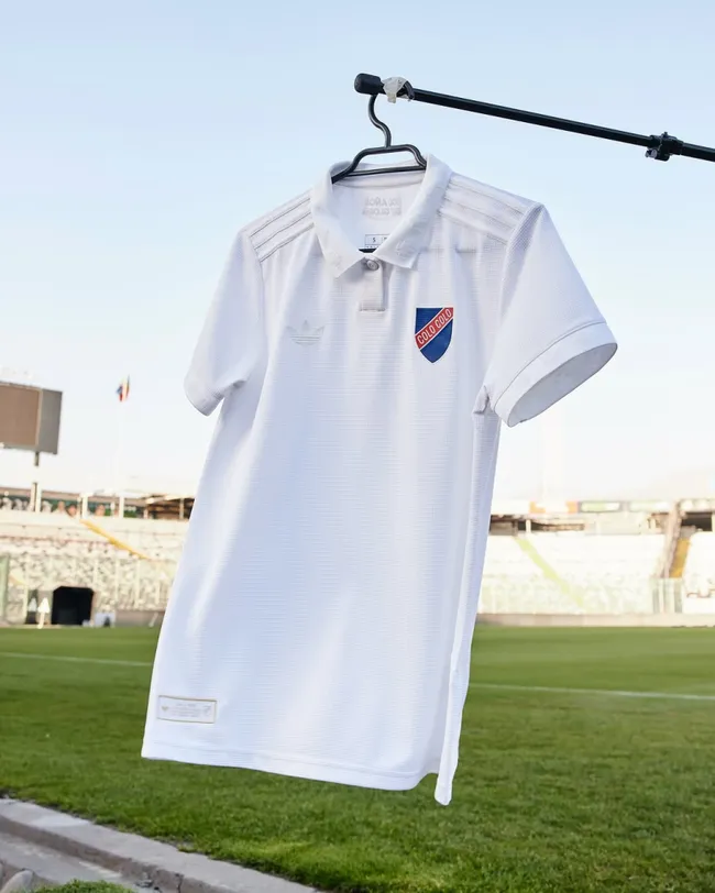 La nueva camiseta alba ya conoció el Monumental.