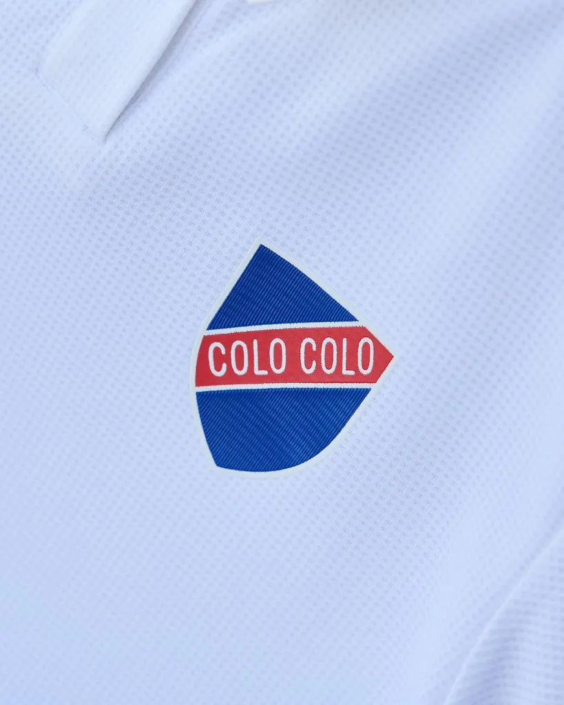 El primer escudo de Colo Colo.