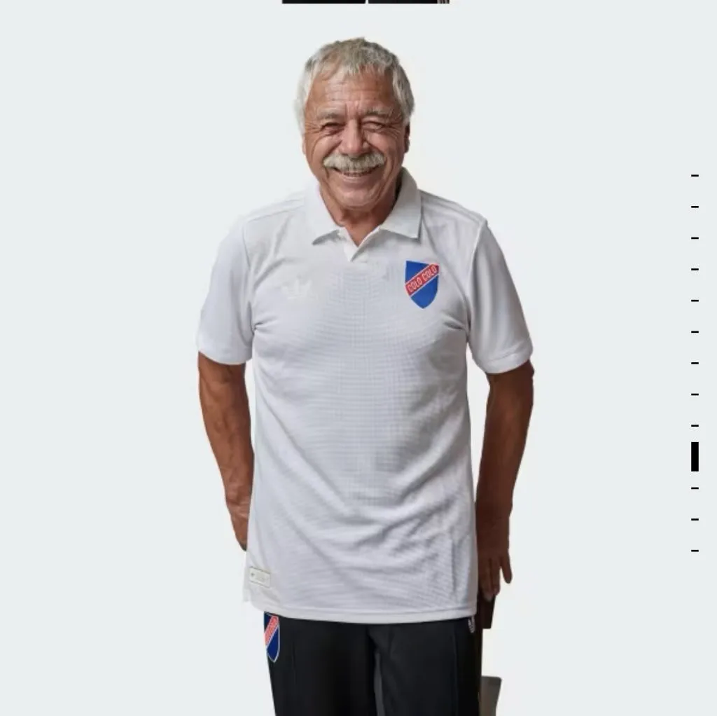 Carlos Caszely posando con la nueva camiseta. 