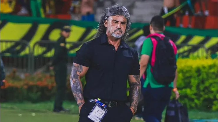 DT de Atlético Bucaramanga le toca la oreja a Colo Colo tras el empate.
