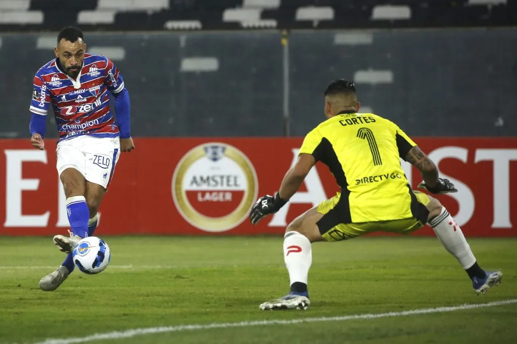 Brayan Cortés en el duelo con Fortaleza por la Copa Libertadores del 2022. (Foto: Photosport)