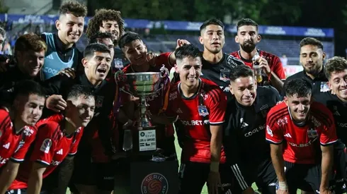 Diego Plaza levantando la copa en Colo Colo en la Serie Río de la Plata 2024.