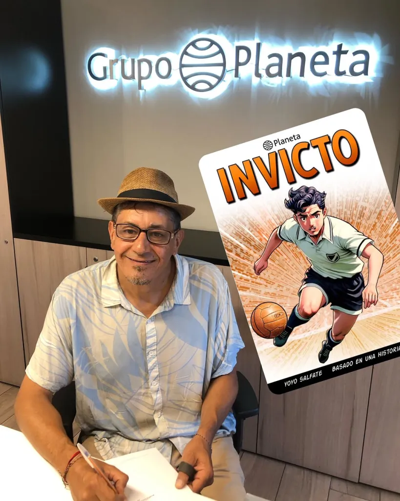 Yoyo Salfate junto a su libro 