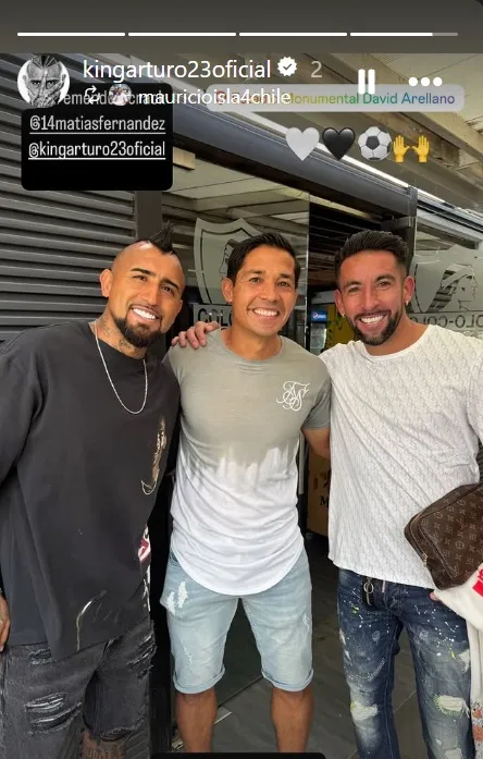 Matías Fernández junto a Arturo Vidal y Mauricio Isla