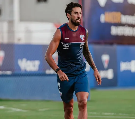 El ex goleador albo Juan Martín Lucero es el 9 de Fortaleza