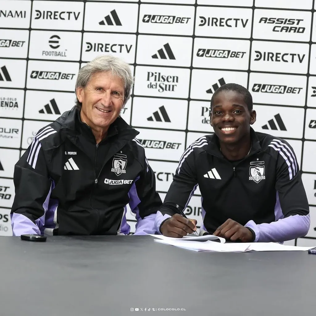 Manley Clerveaux firmando su contrato profesional. (Foto: colocolofutboljoven)