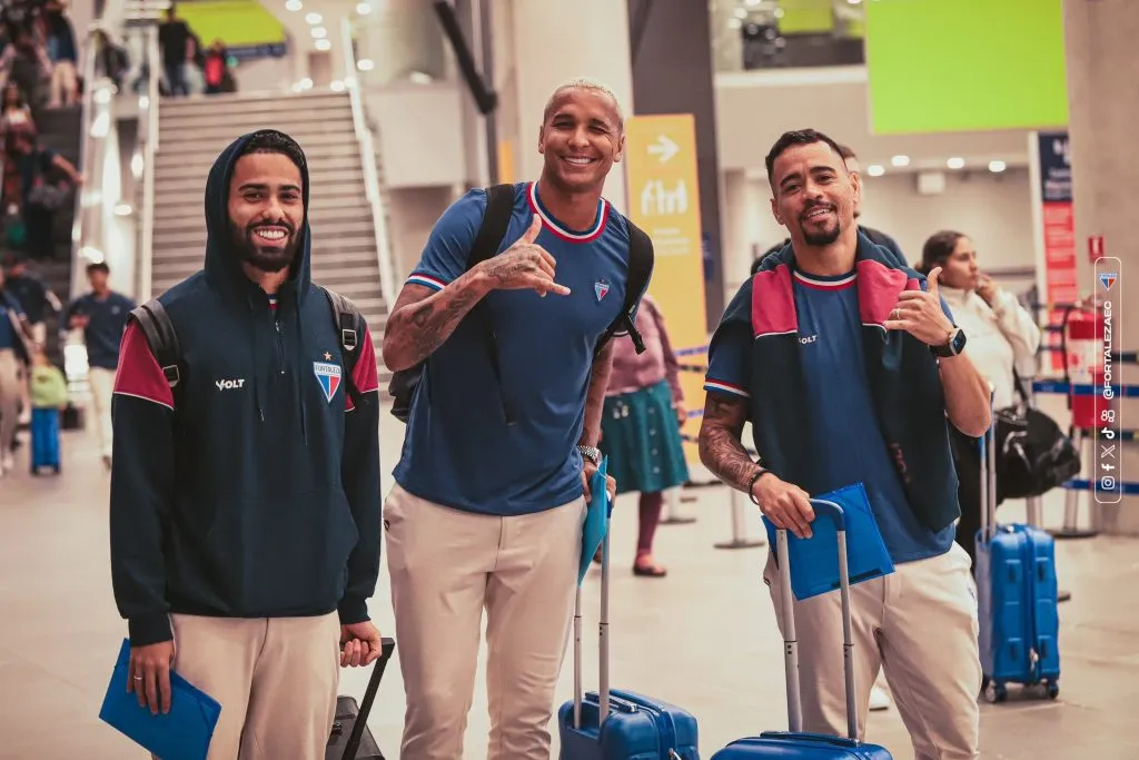 Jugadores de Fortaleza llegando a Santiago. (Foto: @FortalezaEC)