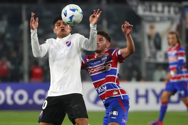 Duelo entre Colo Colo y Fortaleza se encuentra suspendido. Imagen: Jonnathan Oyarzun/Photosport