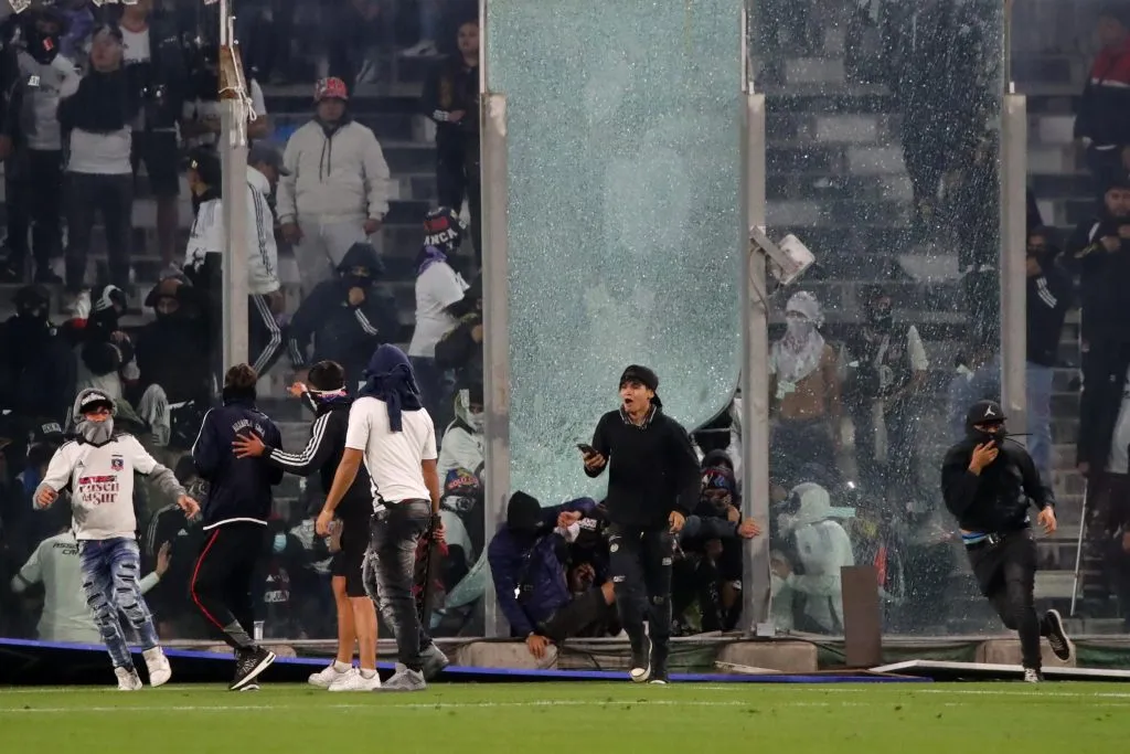 Barristas ingresando a la cancha del Monumental. (Foto: Photosport)