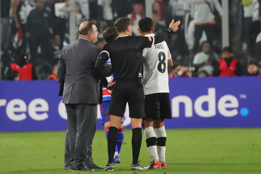 Esteban Pavez hablando con el árbitro y miembros de la Conmebol en el Monumental | Foto: Photosport
