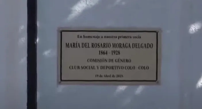 La placa en honor a Rosario Moraga, madre de Colo Colo