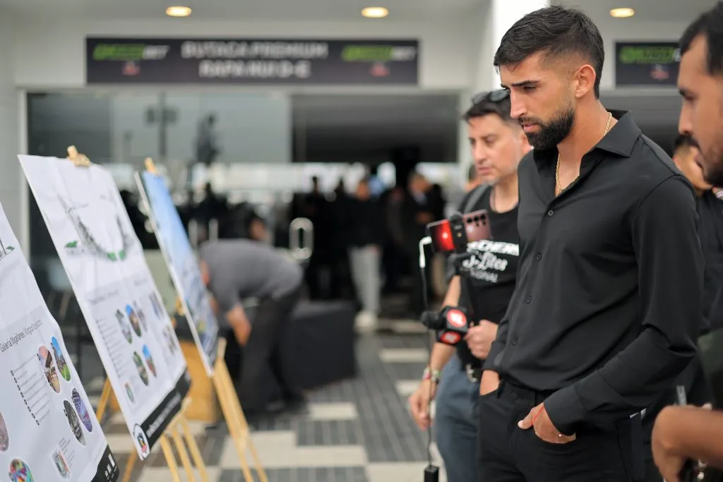 Emiliano Amor observa los detalles del nuevo estadio de Colo Colo. Imagen: Photosport/Javier Torres