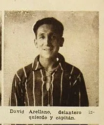 La camiseta que usó David Arellano en esta foto, es de la selección chilena, no de Colo Colo.
