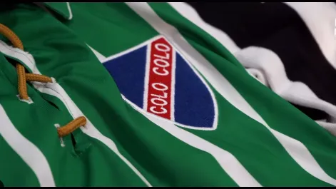 Esta camiseta de Colo Colo no es corrrecta, corresponde a la selección chilena.